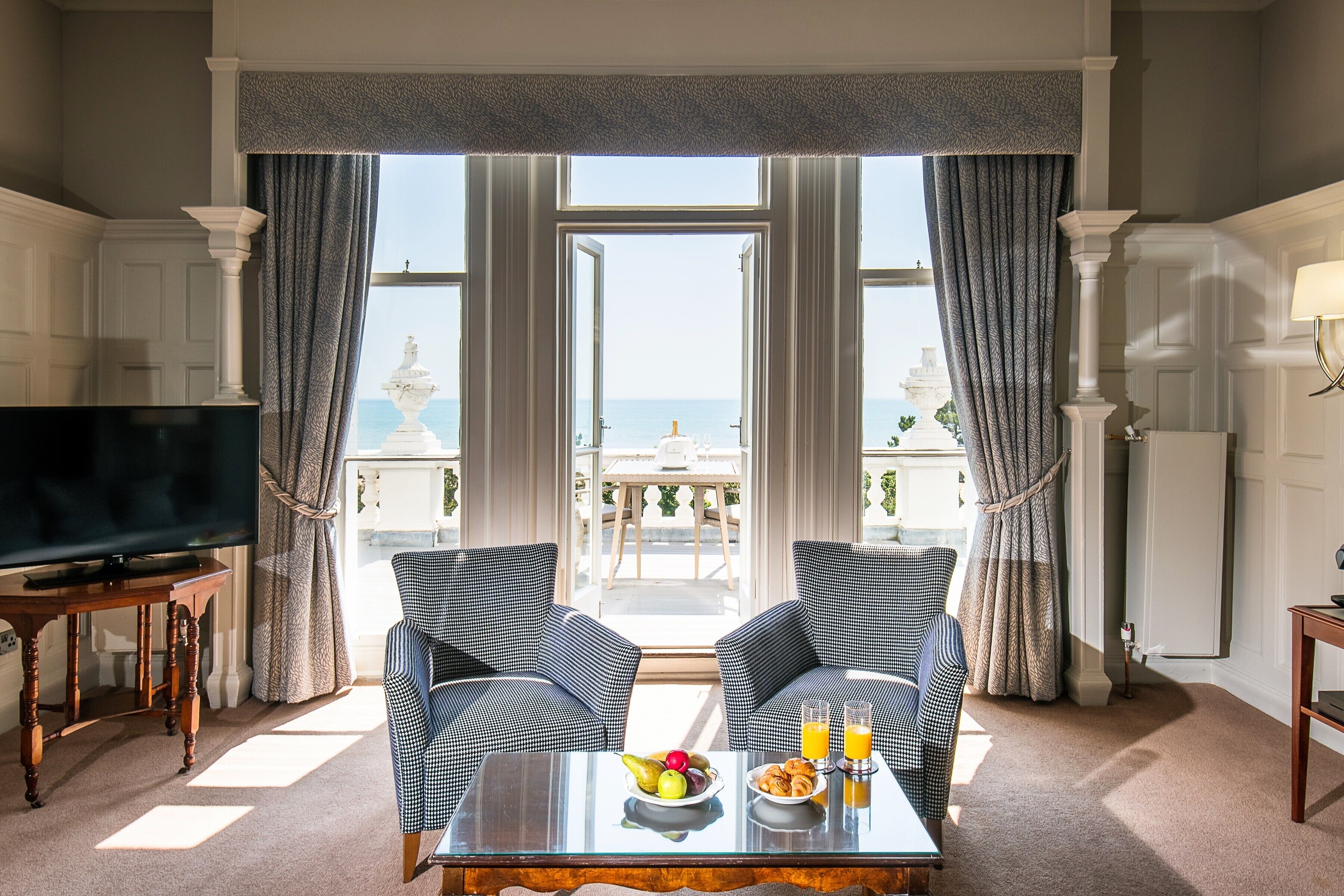 Roba de llit d&#x27;alta qualitat i caixa forta a l&#x27;habitació 