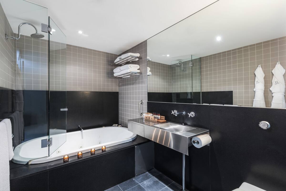 junior suite - king bed - includes historic werribee mansion tour, breakfast and parking | bathroom | free toiletries, hair dryer, bathrobes, slippers