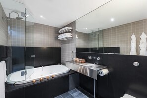 Chambre | Salle de bain | Articles de toilette gratuits, sèche-cheveux, peignoirs, chaussons