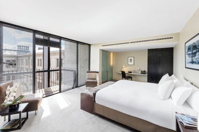 Ropa de cama de alta calidad y minibar 