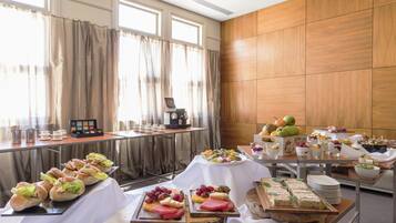 Café da manhã com buffet grátis todos os dias