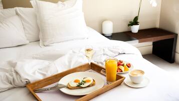 Phòng | Bộ đồ giường cao cấp, minibar, két bảo mật tại phòng, bàn