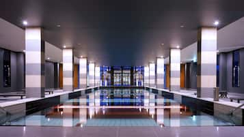 Una piscina cubierta