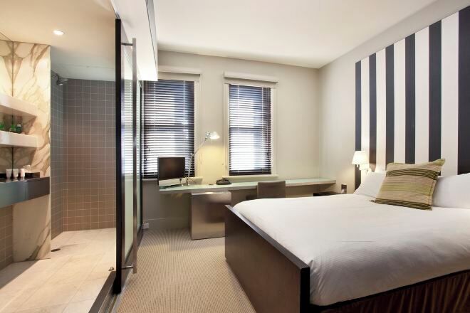 Ropa de cama de alta calidad y minibar 