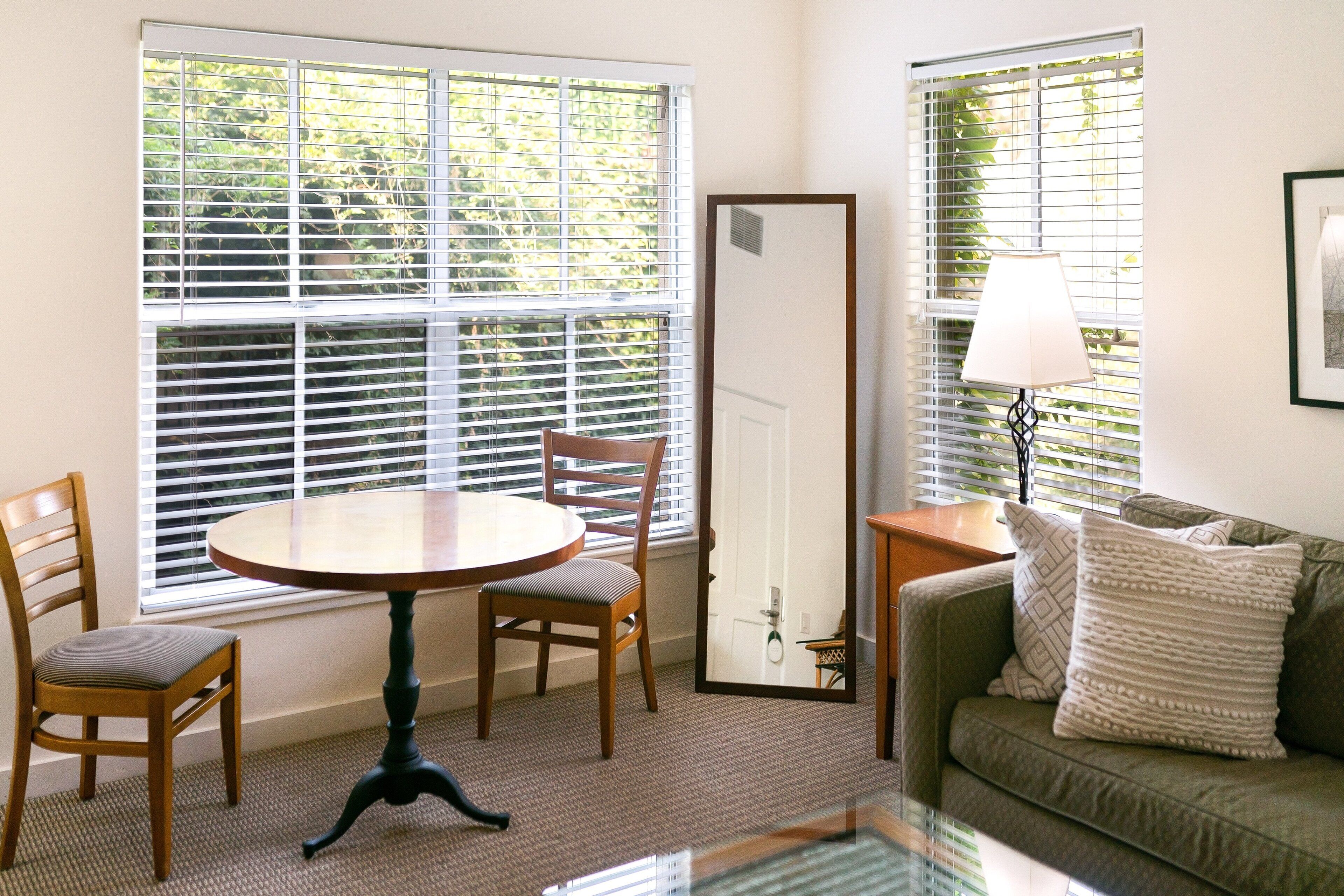 deluxe room, 1 king bed, courtyard view | premium bedding, down duvets, in-room safe, desk