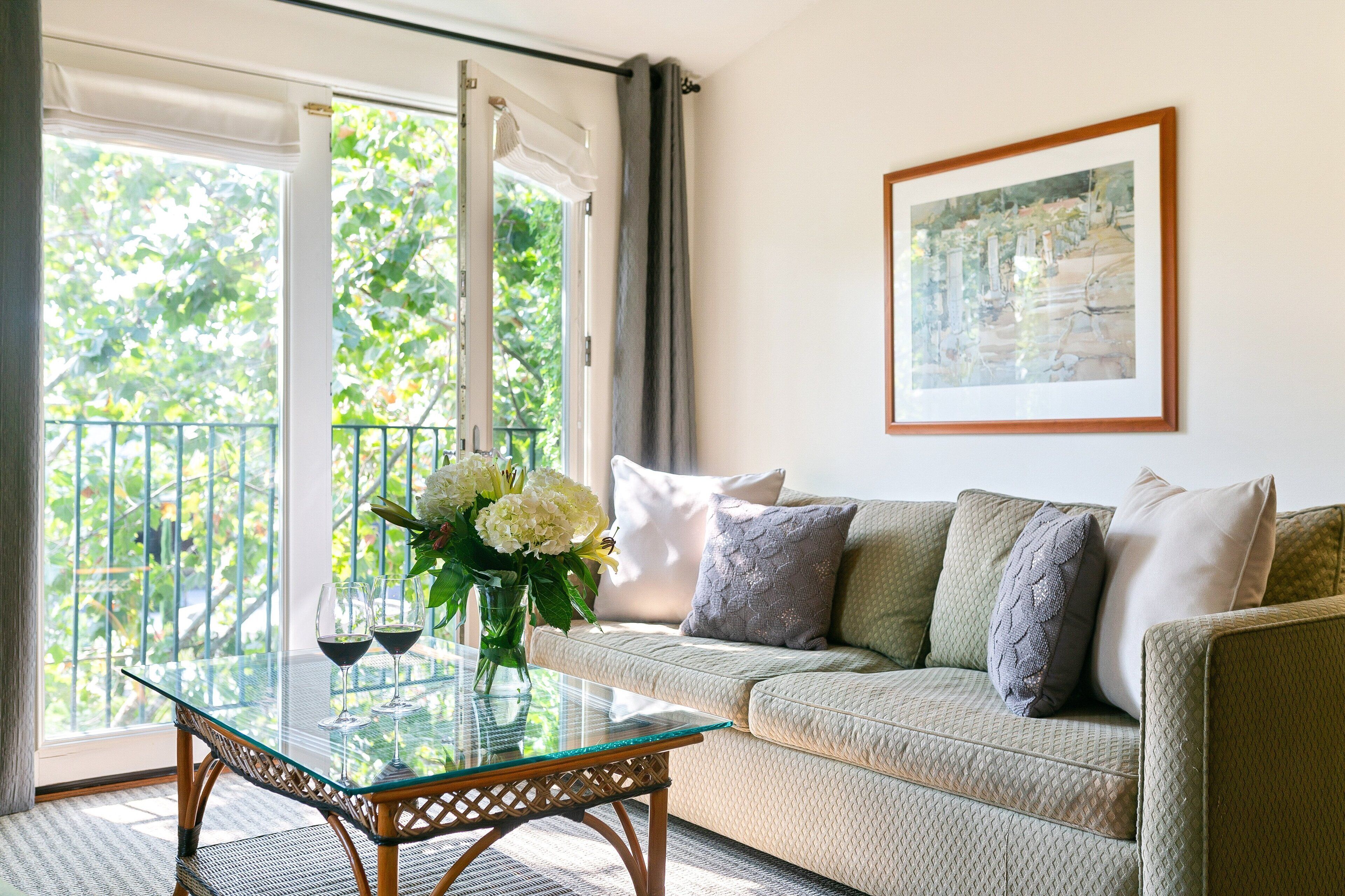 deluxe room, 1 king bed, courtyard view | living area | lcd tv, fireplace