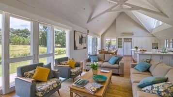 Room (Vineyard Residence) | Living area | 43-inch Smart TV with satellite channels, TV