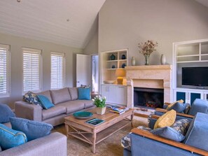 Camera (Vineyard Residence) | Area soggiorno | Smart TV 43 pollici con canali satellitari, TV