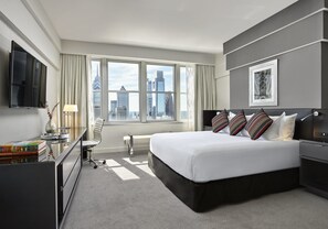 高档床上用品、加厚床垫、客房内保险箱、办公桌