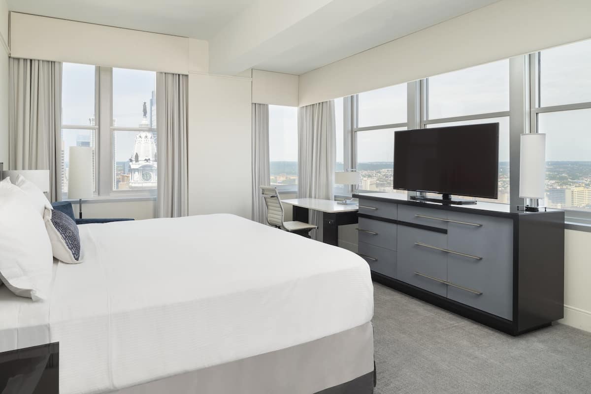 Grand kamer, 1 kingsize bed | Luxe beddengoed, pillowtop-bedden, een kluis op de kamer, een bureau