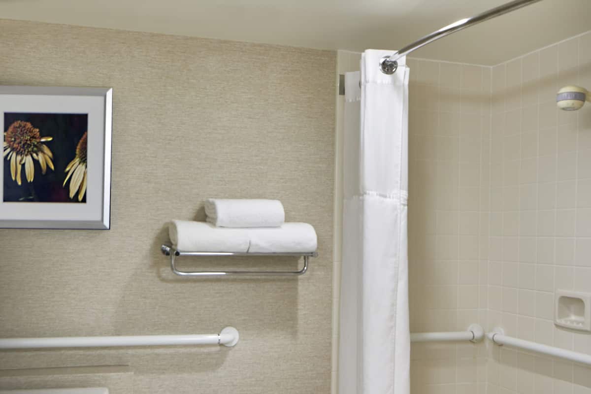 Zimmer, 1 King-Bett (Mobility Accessible, Roll-In Shower) | Badezimmer | Duschwanne, kostenlose Toilettenartikel, Haartrockner, Handtücher