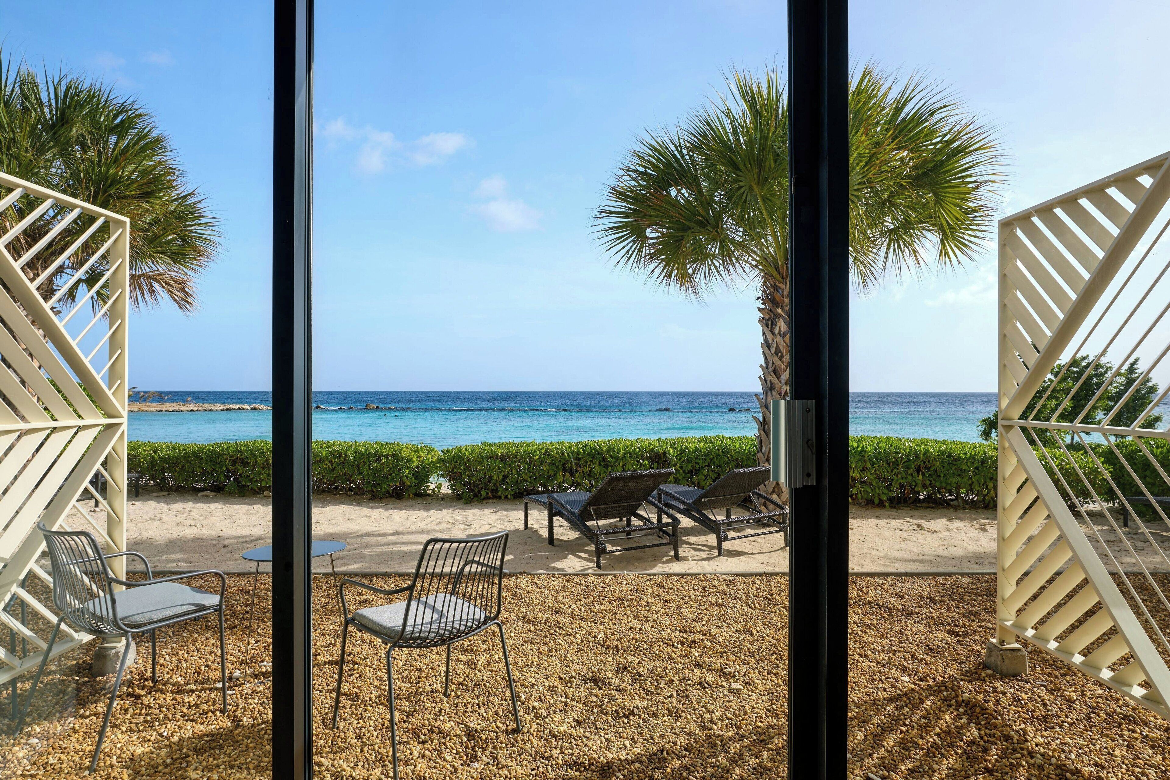 Sengetøy av topp kvalitet, senger med overmadrass og safe på rommet