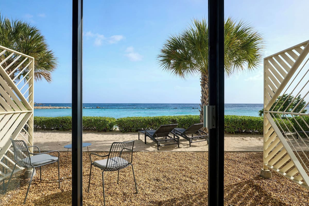 Sengetøy av topp kvalitet, senger med overmadrass og safe på rommet