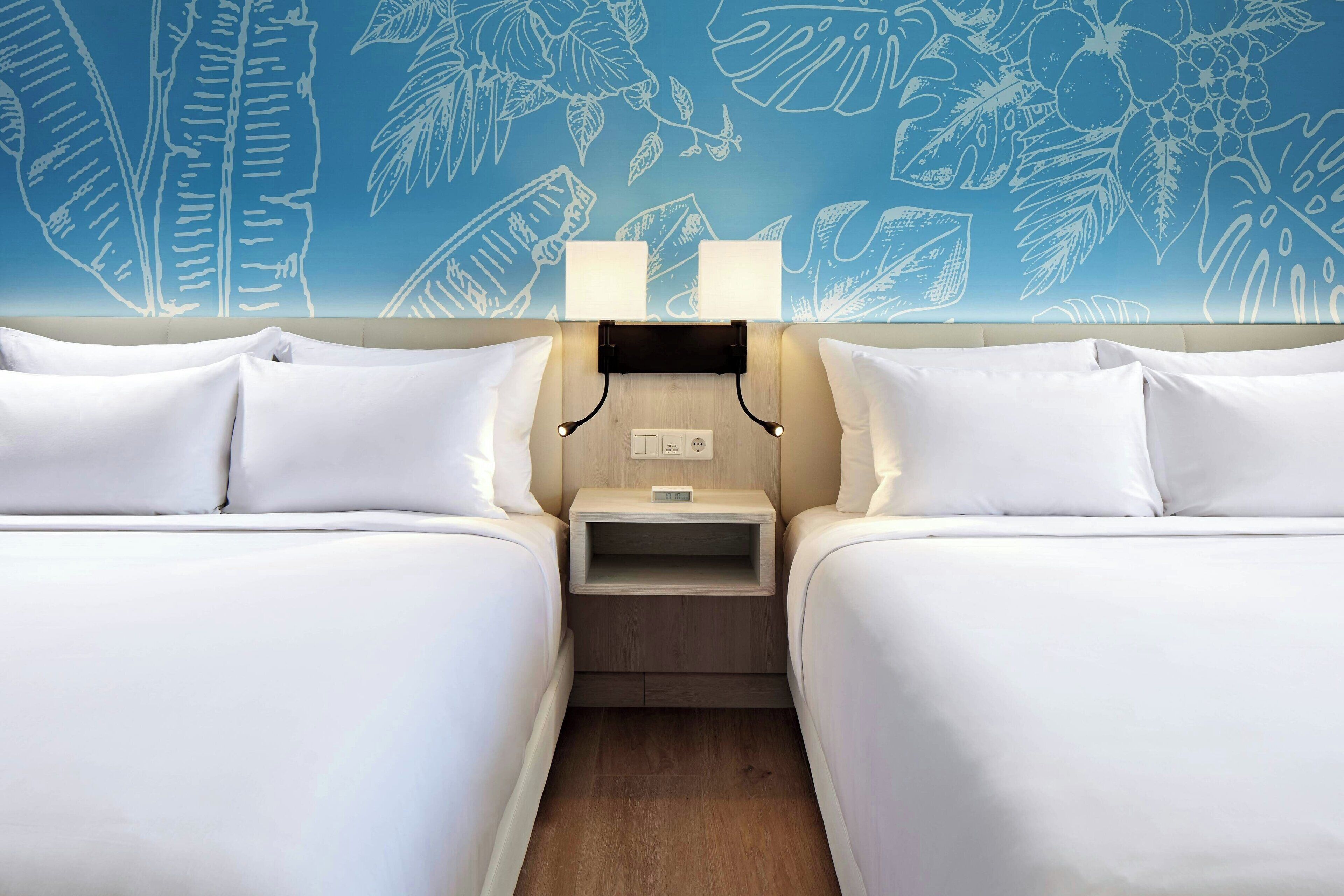 Rom, 2 queensize-senger, ved havkanten | Sengetøy av topp kvalitet, senger med overmadrass og safe på rommet