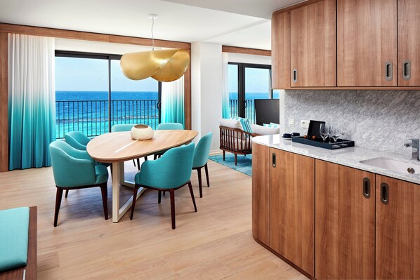 Suite, 1 soverom, ikke-røyk, ved havkanten | Bar (på overnattingsstedet) | 4 barer/lounger, 2 bassengbarer og 2 strandbarer