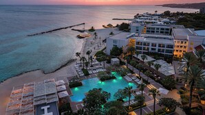 Ein Resort mit Pool, Strand und Meerblick.
