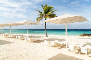 Plage privée, chaises longues, parasols, serviettes de plage