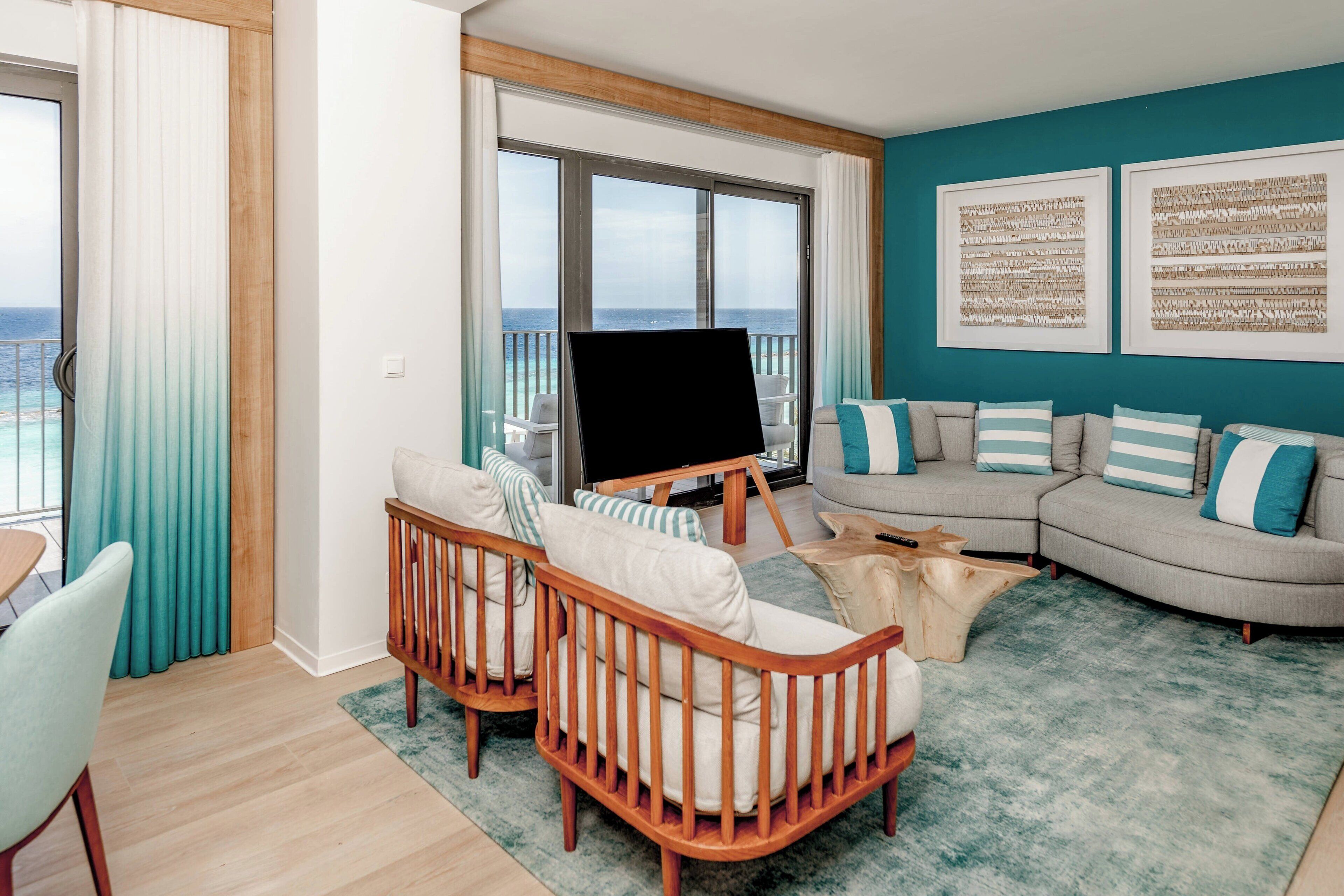 Suite, 1 Schlafzimmer, Nichtraucher, Meerseite | Wohnbereich | 65-Zoll-LCD-Fernseher mit Satellitenempfang, Fernseher, Kinderspielzeug