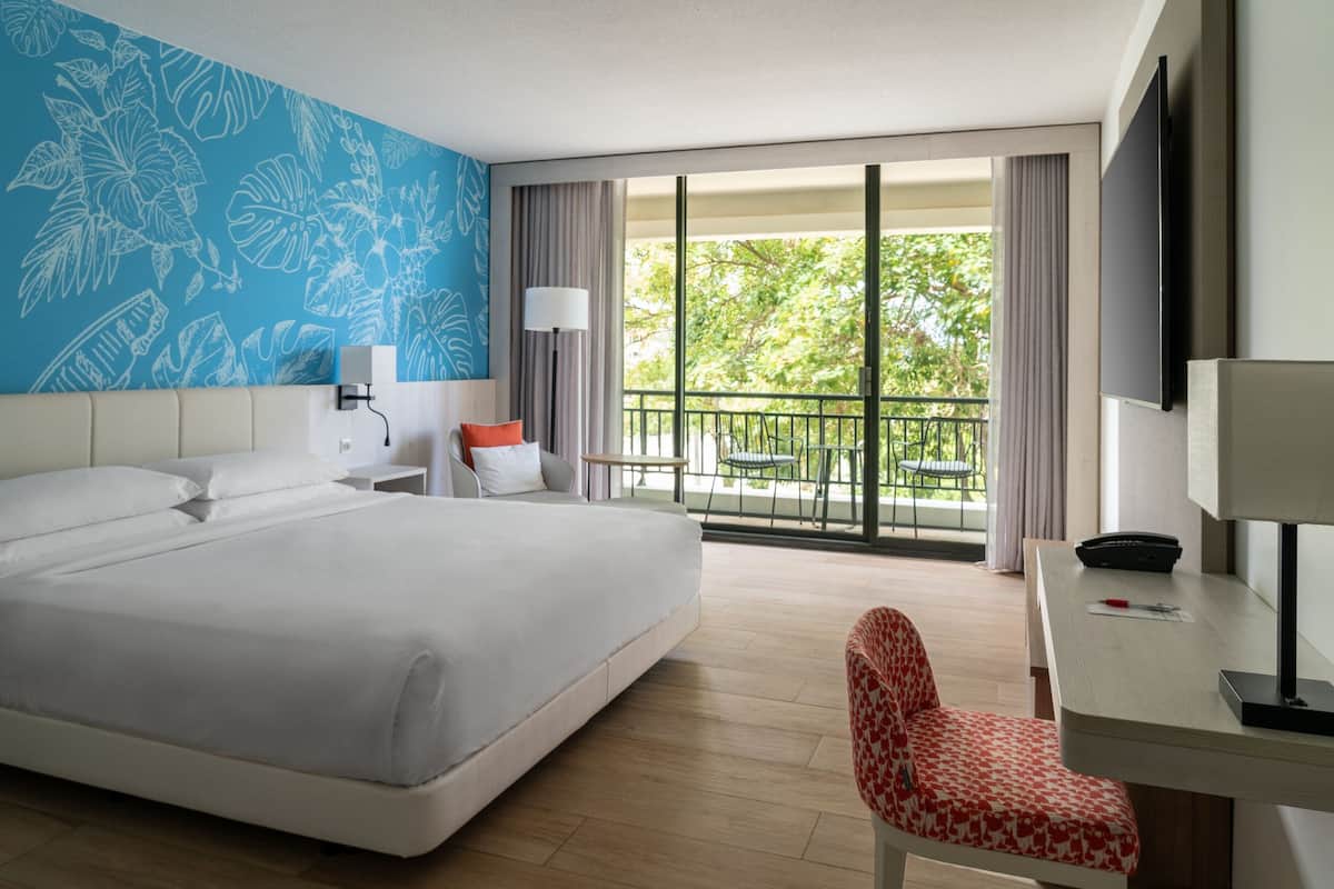Kamer, 1 kingsize bed, balkon (Limited View) | 1 slaapkamer, luxe beddengoed, pillowtop-bedden, een kluis op de kamer