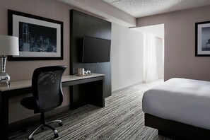 Premium bedding, down duvets, pillow-top beds, desk - Marriott DFW Airport South (Fort Worth)