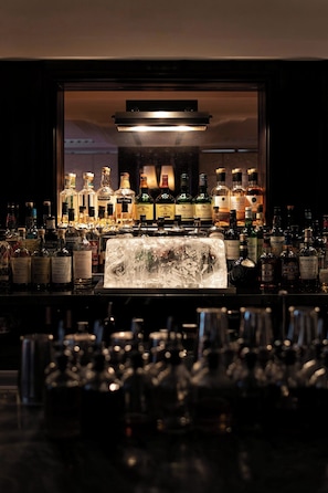 2 restaurants; breakfast, lunch and dinner served