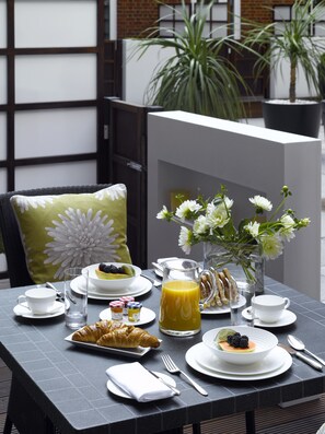 Daily continental breakfast (GBP 22 per person)