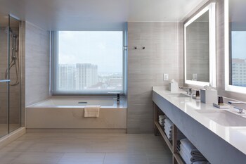 Shower, eco-friendly toiletries, hair dryer, bathrobes at Tampa Marriott Water Street