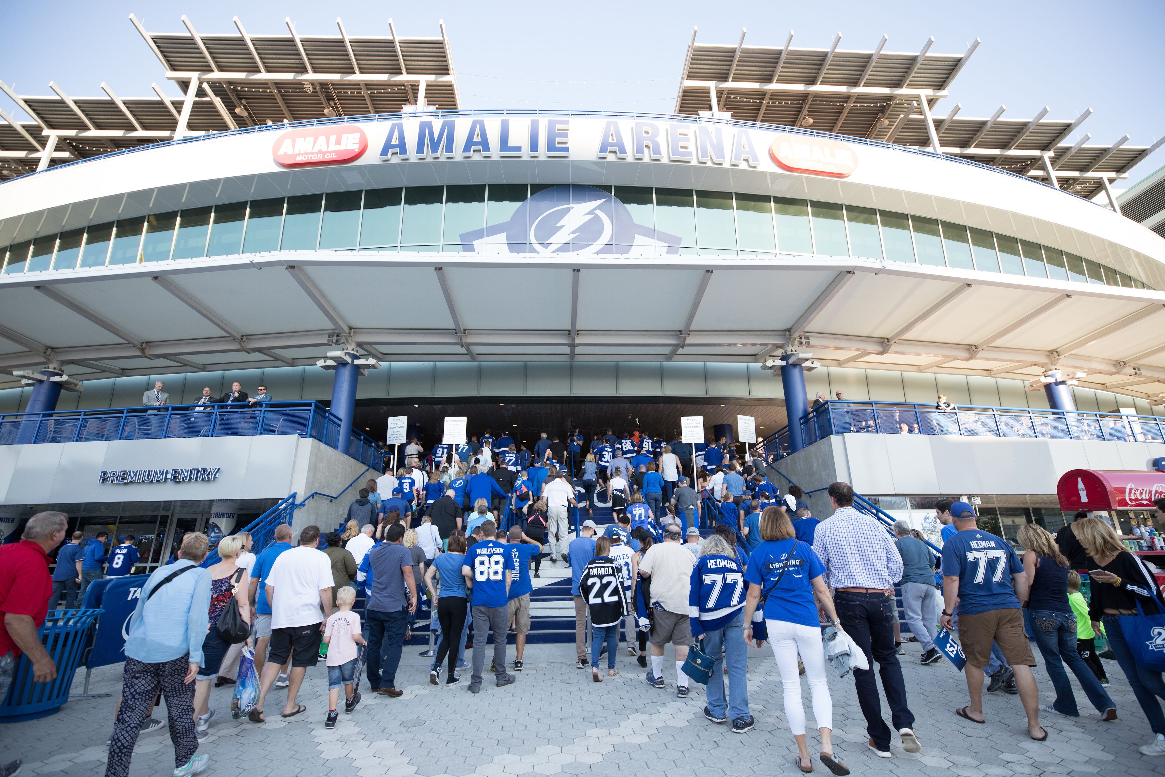 Entrada a un estadio con un gran cartel que dice "AMALIE ARENA" y un logotipo encima.