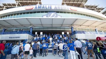 Entrada a un estadio con un gran cartel que dice "AMALIE ARENA" y un logotipo encima.