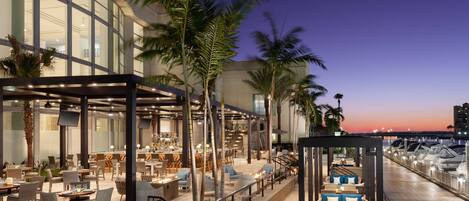 2 Restaurants, Frühstück, Mittagessen, Fisch und Meeresfrüchte