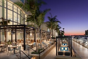 2 restaurants, breakfast, lunch, dinner served; seafood 