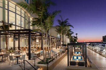 2 restaurants, breakfast, lunch, dinner served; seafood at Tampa Marriott Water Street