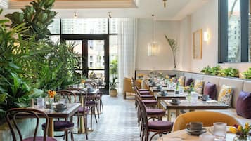 2 restaurants; breakfast, lunch, dinner and brunch served
