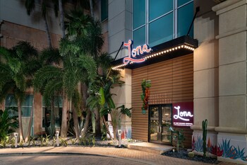 2 restaurants, breakfast, lunch, dinner served; seafood at Tampa Marriott Water Street