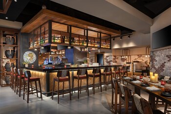 2 restaurants, breakfast, lunch, dinner served; seafood at Tampa Marriott Water Street