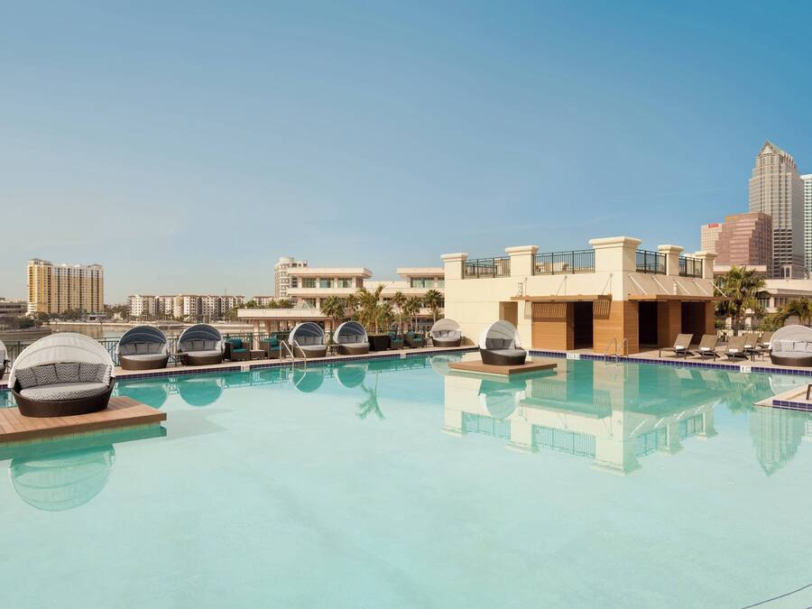 Piscina externa, funciona das 6h às 22h, barracas, guarda-sóis