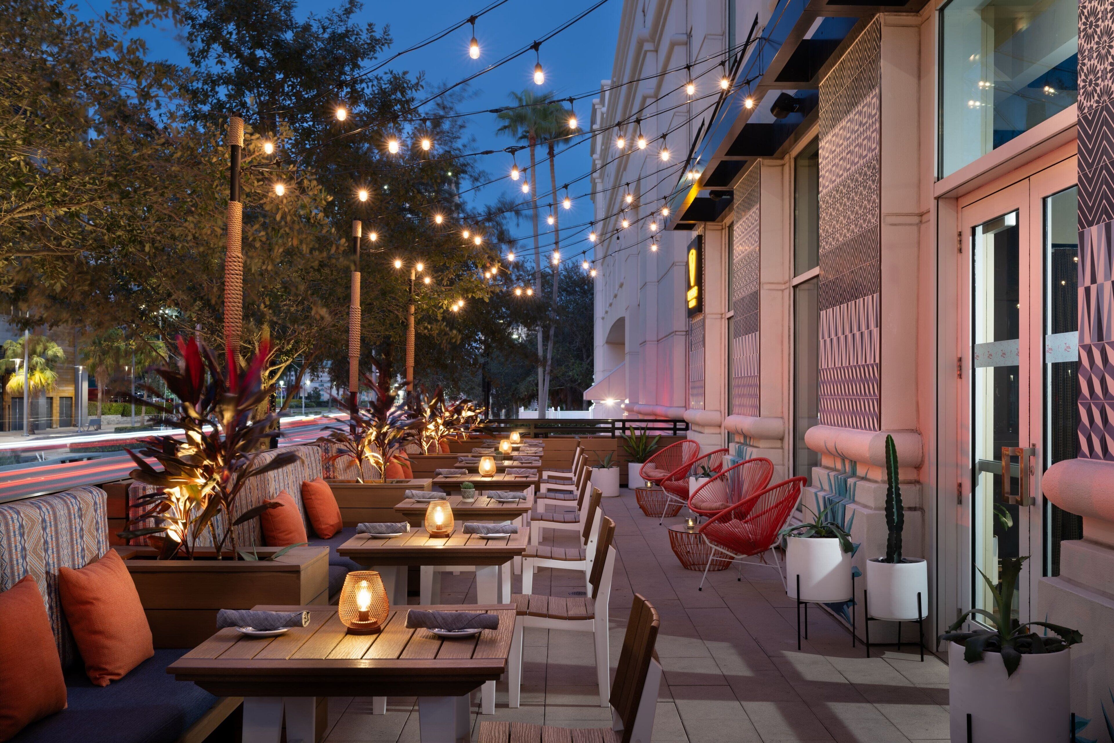 2 restaurants, breakfast, lunch, dinner served; seafood