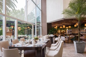 4 restaurants, breakfast, lunch, dinner served; Latin American cuisine - JW Marriott Quito (Quito)