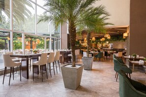 4 間餐廳;供應早餐、午餐、晚餐;拉丁美洲菜