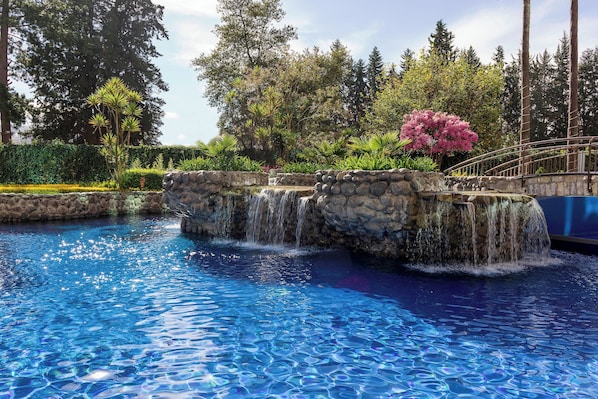 Outdoor pool, pool umbrellas, sun loungers
