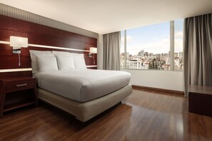 Ropa de cama de alta calidad, cubrecamas y minibar