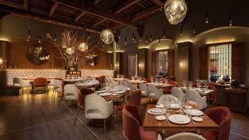 4 restaurants servant le déjeuner, le dîner, le souper et le brunch