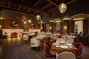 4 restoran; melayani sarapan, makan siang, dan makan malam