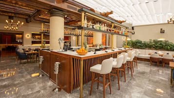 4 restaurants; breakfast, lunch, dinner, and brunch served