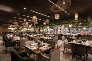 4 restaurants; breakfast, lunch, dinner, and brunch served - JW Marriott Quito (Quito)
