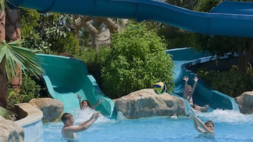 3 piscines extérieures, parasols de plage, chaises longues