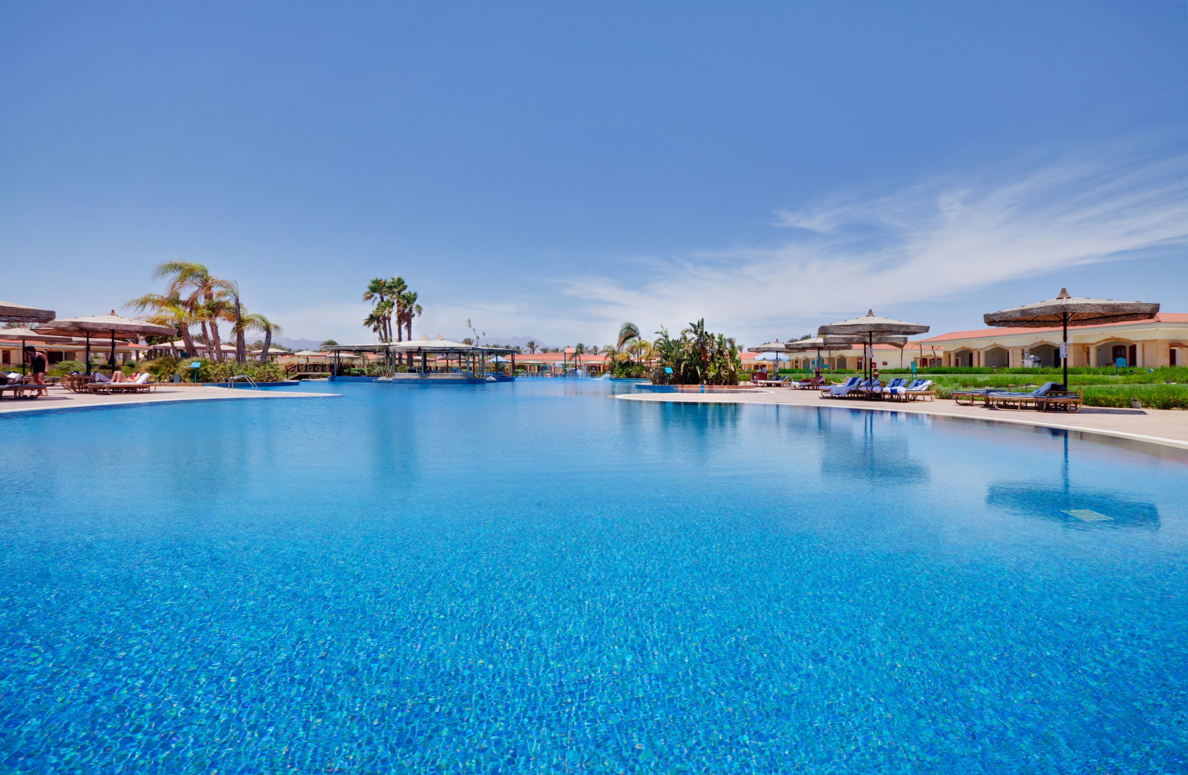 3 Außenpools, Sonnenschirme, Liegestühle