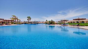 3 outdoor pools, pool umbrellas, sun loungers