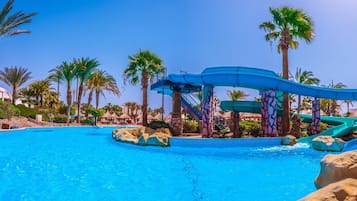3 piscines extérieures, parasols de plage, chaises longues