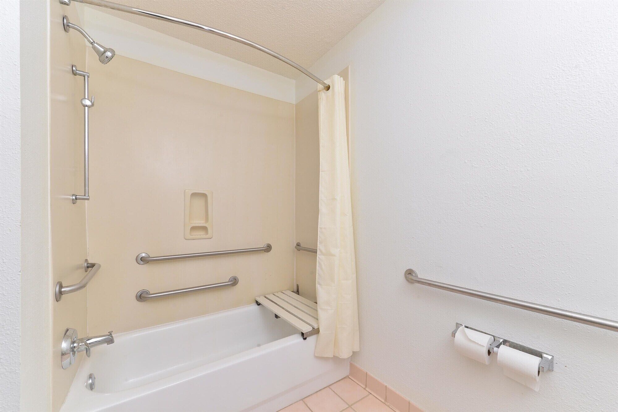 Salle de bain accessible aux personnes à mobilité réduite